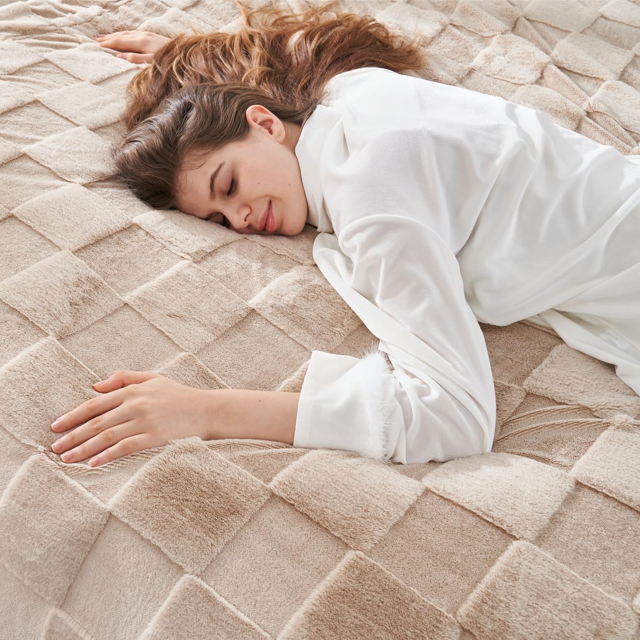 Cozy Bliss Checkered Faux Rabbit Fur Blanket King Size for Bed, Soft Fuzzy Blankets for Women Men, Large Furry Fleece Throw for Bedroom Decor (Tan, 108" x 90")