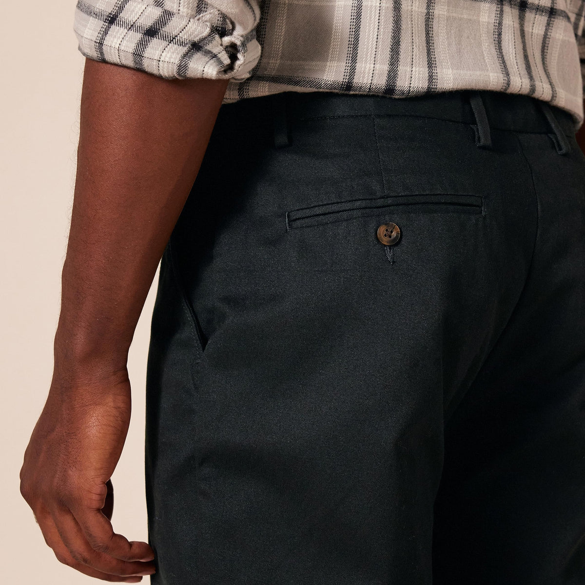 Amazon Essentials Men's Classic-Fit Wrinkle-Resistant Flat-Front Chino Pant, Black, 36W x 29L